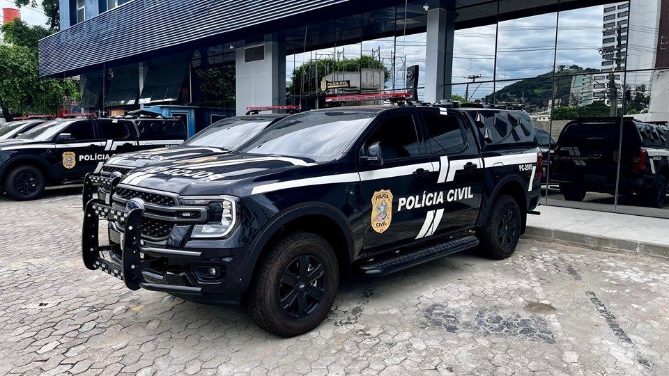 Criança morre baleada após carro da família ser atingido por engano
