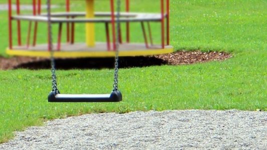 Criança morreu após ser atingida por estrutura de balanço