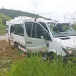 Criança morre em batida entre van e caminhão de combustíveis no interior de Minas  