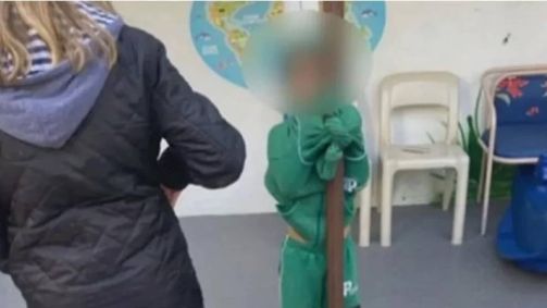 Criança recebe castigo por fazer xixi na roupa.