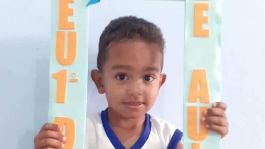 Criança segurava celular que estava carregando na tomada