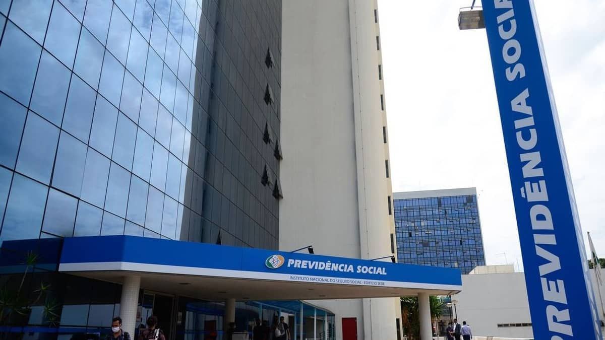 Mãe de filho autista não consegue emprego e tenta auxílio do INSS  