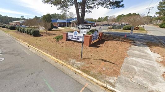 Criança tirou uma foto da boca tampada e mandou para mãe que denunciou a professora