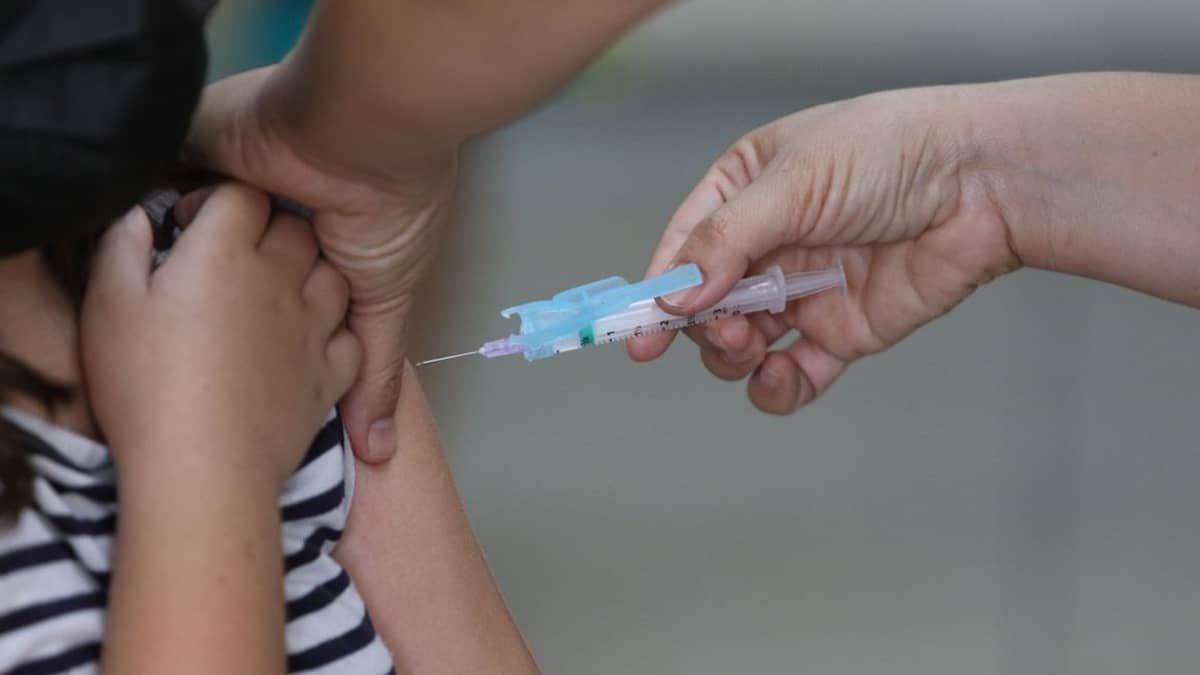 Menos de 10% das crianças de 6 meses a 2 anos receberam a 1ª dose contra a Covid-19 em BH; pediatra explica importância da imunização