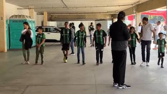 Crianças chegam ao Mineirão para acompanhar América x Athletico-PR de graça