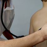 Internações de crianças com pneumonia crescem mais de 70% em BH com a chegada do frio