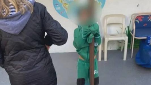 Crianças eram amarradas com as próprias roupas em poste no pátio da escola