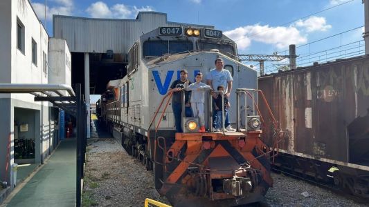 Crianças realizam sonho e conhecem locomotiva da empresa VLI