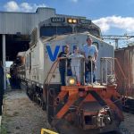 Crianças realizam sonho de entrar em locomotiva e tocar a buzina: 'quero ser maquinista'  