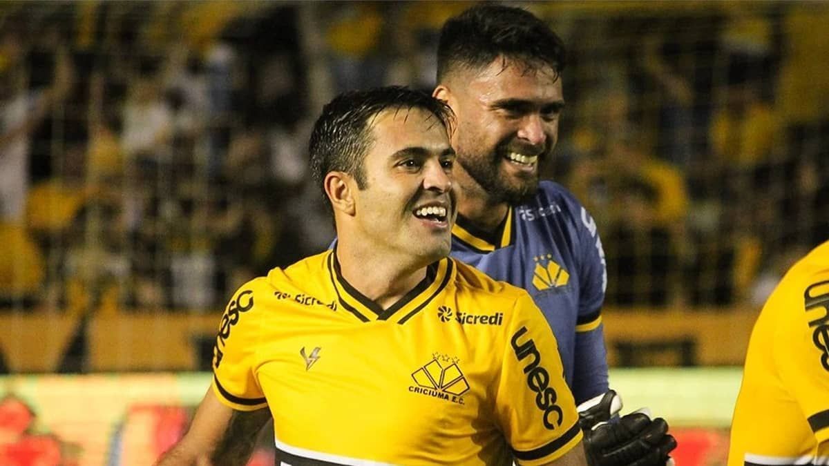 Criciúma goleia Atlético-GO e segue na cola da liderança da Série B