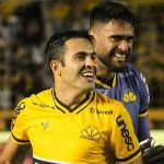 Criciúma goleia Atlético-GO e segue na cola da liderança da Série B