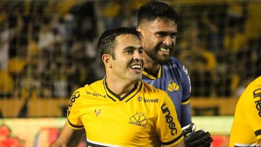 Criciúma segue na cola do Vitória na Série B