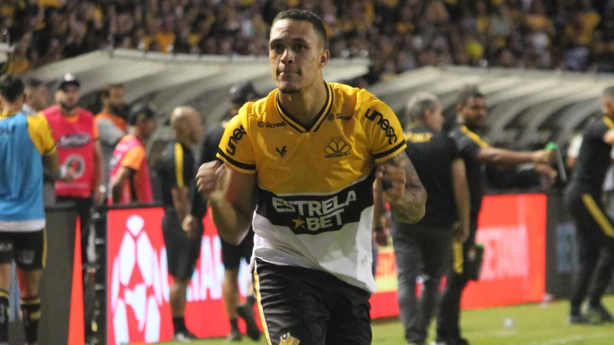Criciúma bate Brusque com gol no fim e fica em vantagem no Catarinense