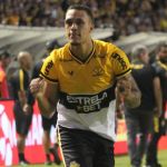 Criciúma bate Brusque com gol no fim e fica em vantagem no Catarinense