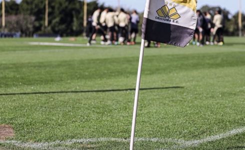 Bandeira do Criciúma para treino do time no CT Antenor Angeloni em julho de 2025