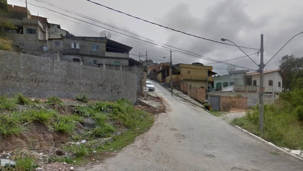 Homem com passagens por tráfico de drogas é morto na porta da casa da avó na Grande BH