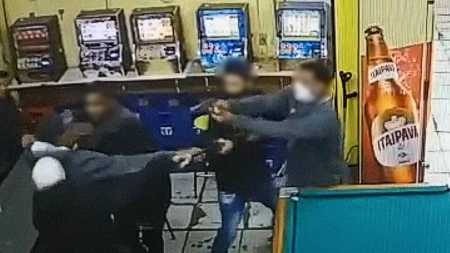 Crime foi registrado por câmeras de segurança