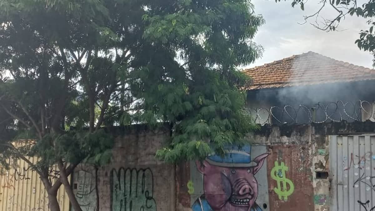 Homem é morto pela polícia depois de atear fogo na própria casa na região Leste de BH 