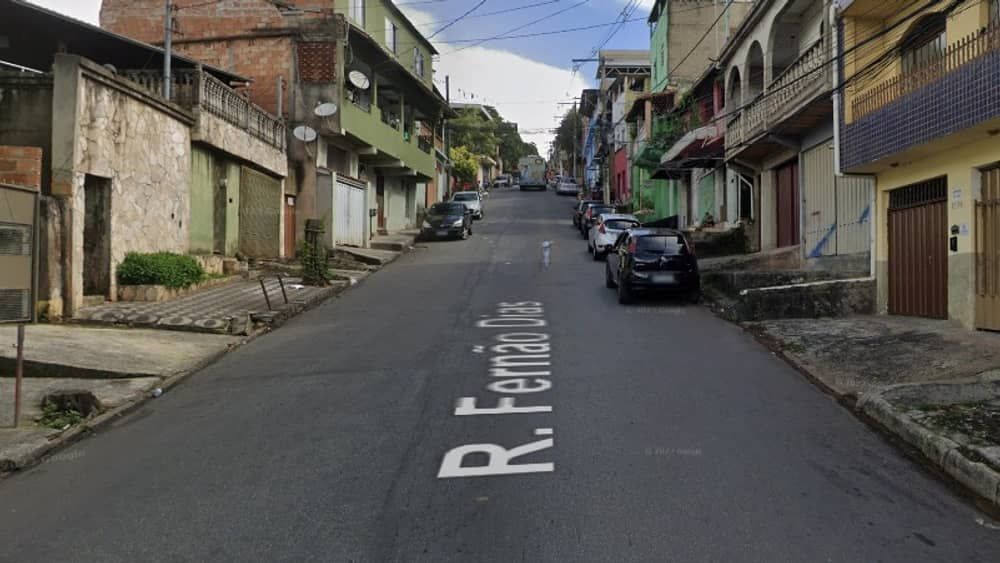 Homem de touca ninja mata rapaz na porta de salão de beleza em BH