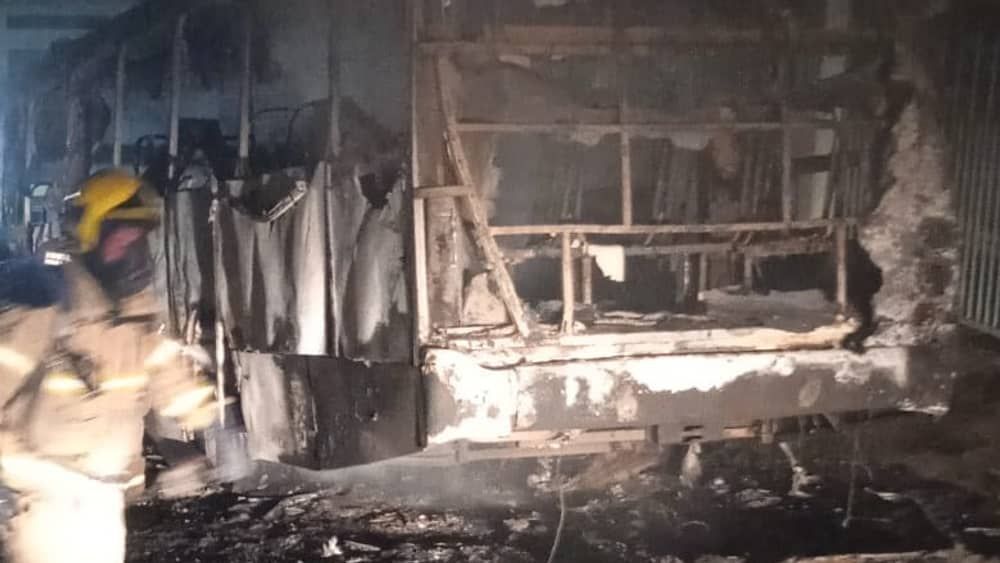 Ônibus é incendiado na região Nordeste de Belo Horizonte e bilhete é deixado por criminoso 