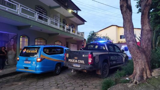 viaturas em frente a casa