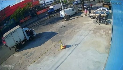 Criminoso rouba celular de mulher que caminhava por calçada em BH