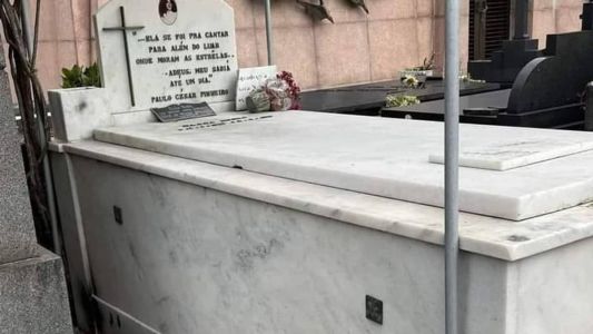 Criminosos furtaram argolas de bronze do túmulo da cantora Clara Nunes, em Botafogo, no Rio de Janeiro