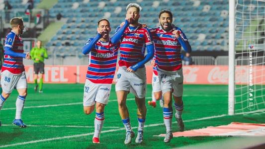 Crispim comemora gol do Fortaleza na vitória sobre o Palestino, no Chile