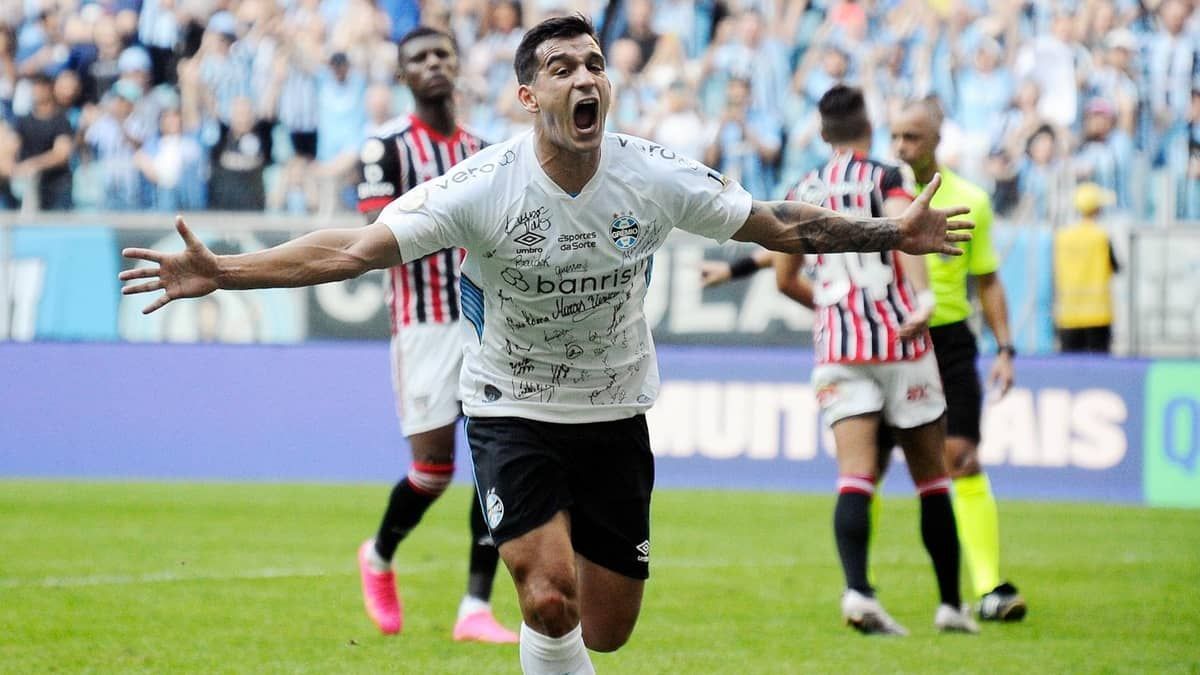 Grêmio vence São Paulo e entra no G4 do Brasileirão