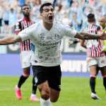 Grêmio vence São Paulo e entra no G4 do Brasileirão