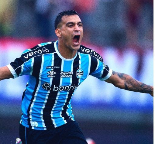 Grêmio vence Caxias e abre vantagem na semifinal do Gauchão