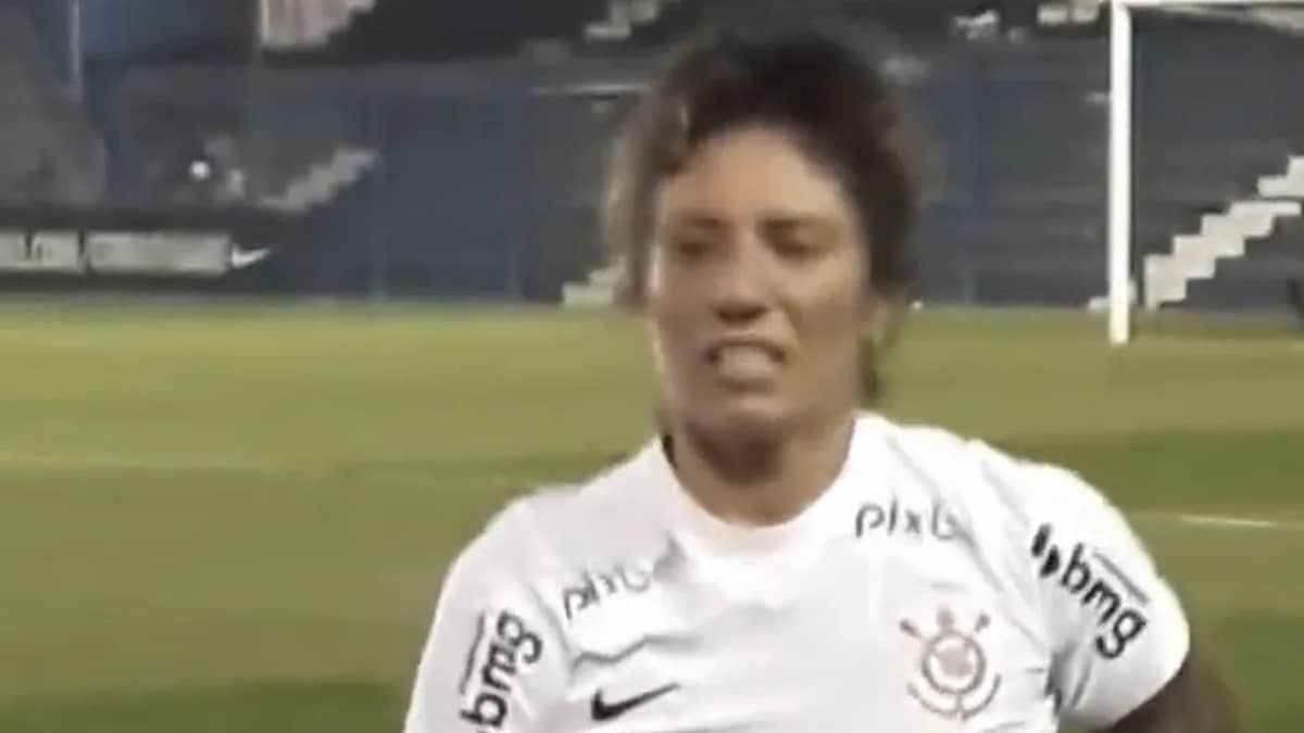 Santos multa Cristiane em 20% do salário por vestir camisa do Corinthians