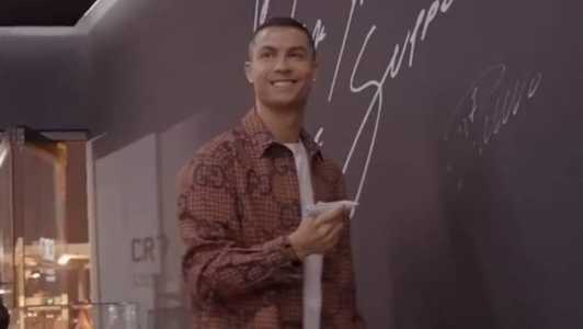 Cristiano autografou uma das paredes do local