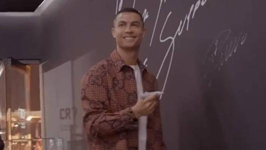 Cristiano autografou uma das paredes do local