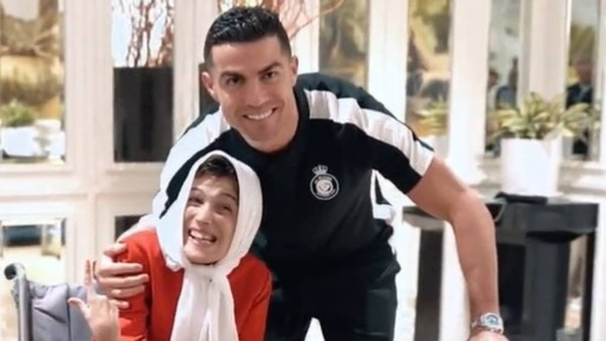 Cristiano Ronaldo conhece artista iraniana que pinta com os pés; veja vídeo