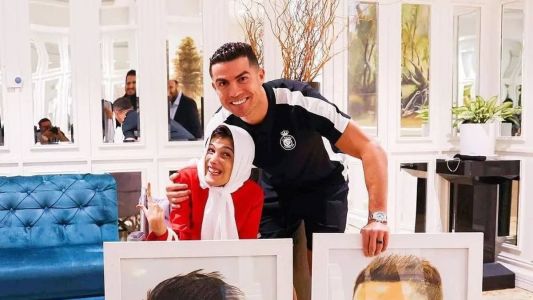 Cristiano Ronaldo (dir) durante encontro com Fatemeh Hamami (esq)