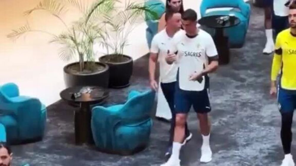 Cristiano Ronaldo empurra torcedor em concentração de Portugal; veja vídeo