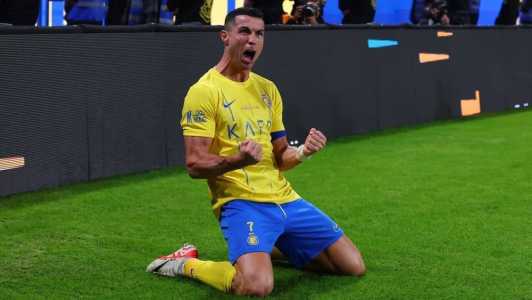 Cristiano Ronaldo marca duas vezes na partida contra o Al Akhdoud