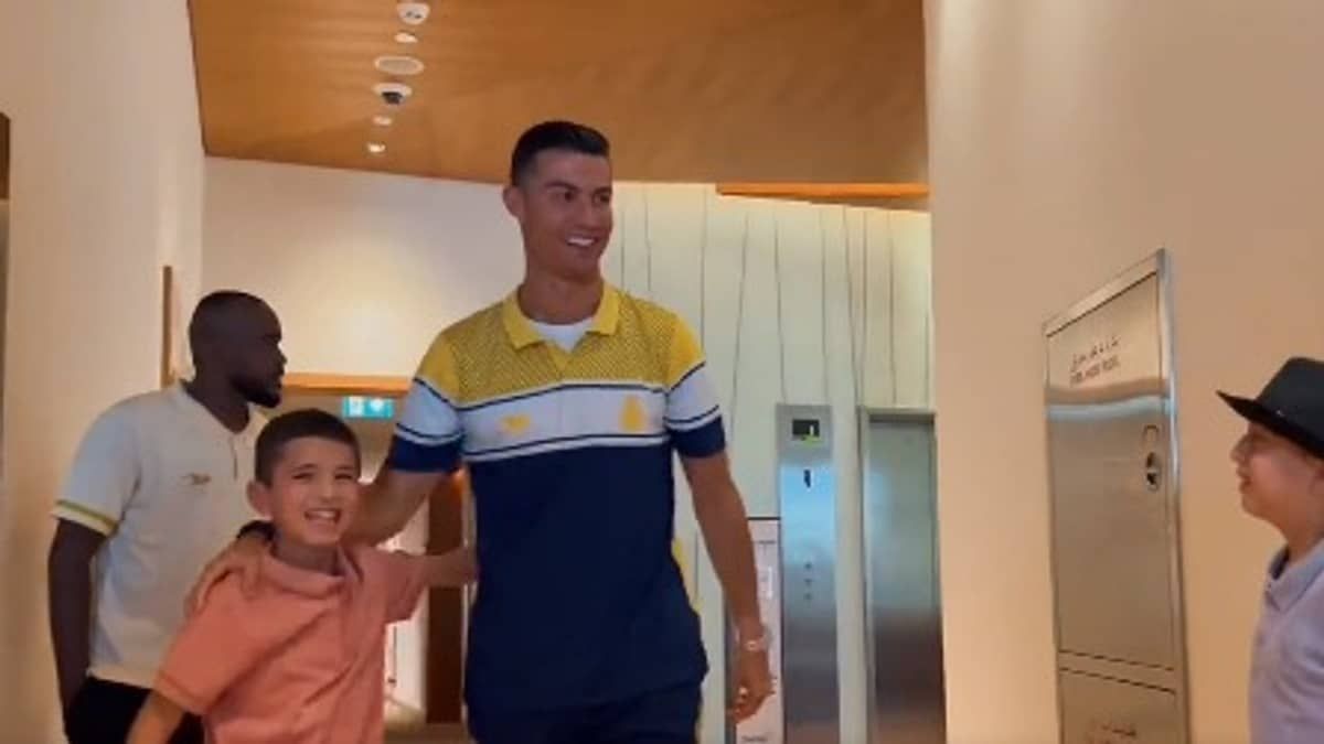 Cristiano Ronaldo se encontra com garoto vítima de terremoto na Síria