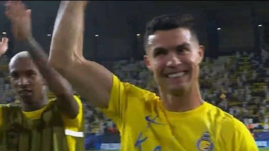 Cristiano Ronaldo vibra com torcida do Al-Nassr após vitória na Champions Asiática