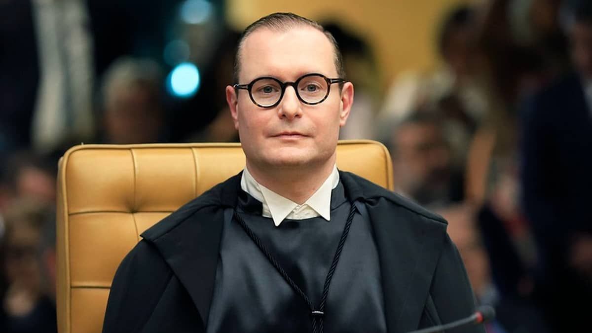 Fila de três horas, advogada de Bolsonaro e silêncio após a cerimônia: saiba como foi a posse de Zanin no STF