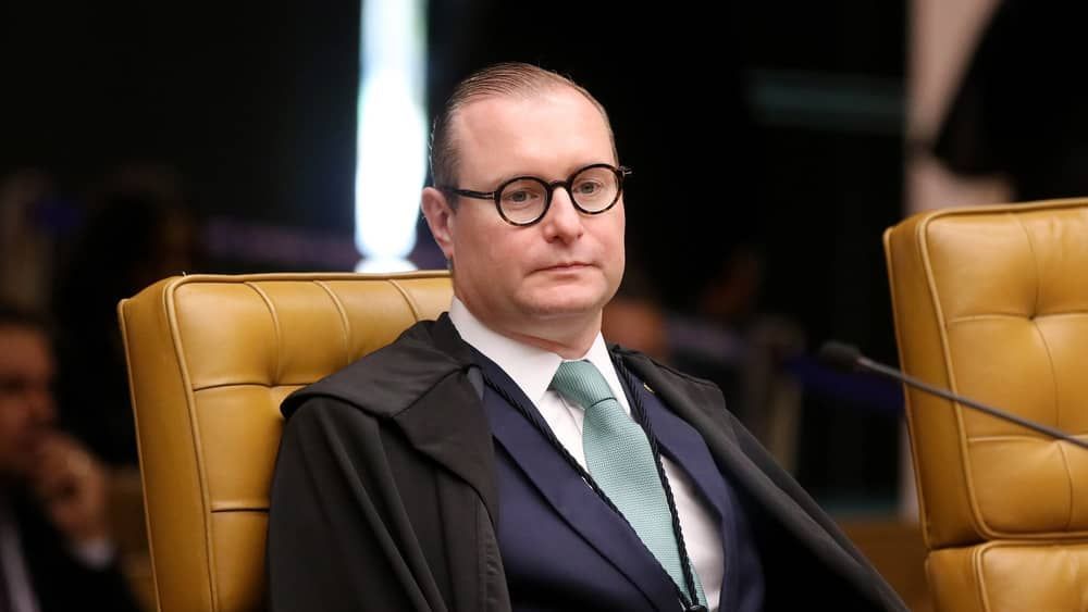 Ministro Zanin se declara impedido de votar denúncia contra Gleisi Hoffmann 