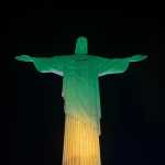 Cristo Redentor é iluminado em homenagem ao aniversário de Pelé