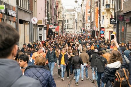 Multidão branca caminhando em uma rua