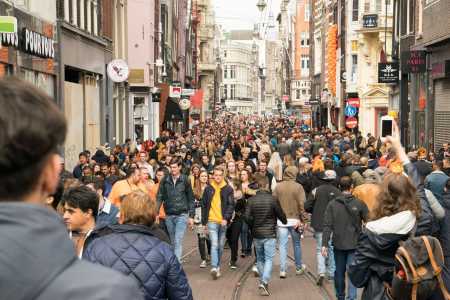 Multidão branca caminhando em uma rua