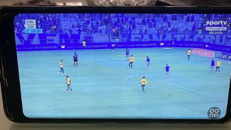 Antes de chegar à Toca, reforço do Cruzeiro assiste a jogo pelo Brasileiro