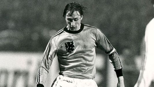 Johan Cruyff marcou época com a camisa da Seleção Holandesa • Reprodução/X OnsOranje