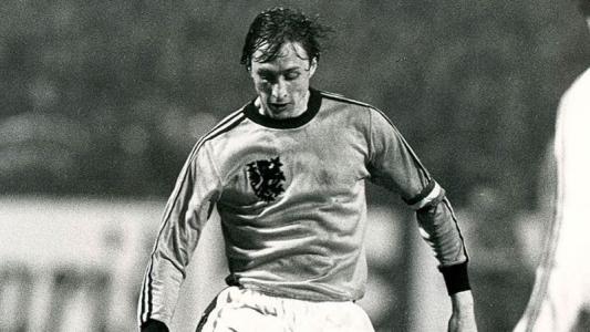 Johan Cruyff marcou época com a camisa da Seleção Holandesa • Reprodução/X OnsOranje