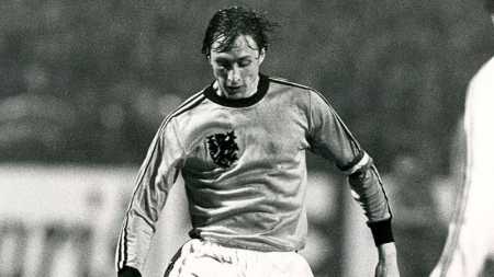 Johan Cruyff marcou época com a camisa da Seleção Holandesa • Reprodução/X OnsOranje