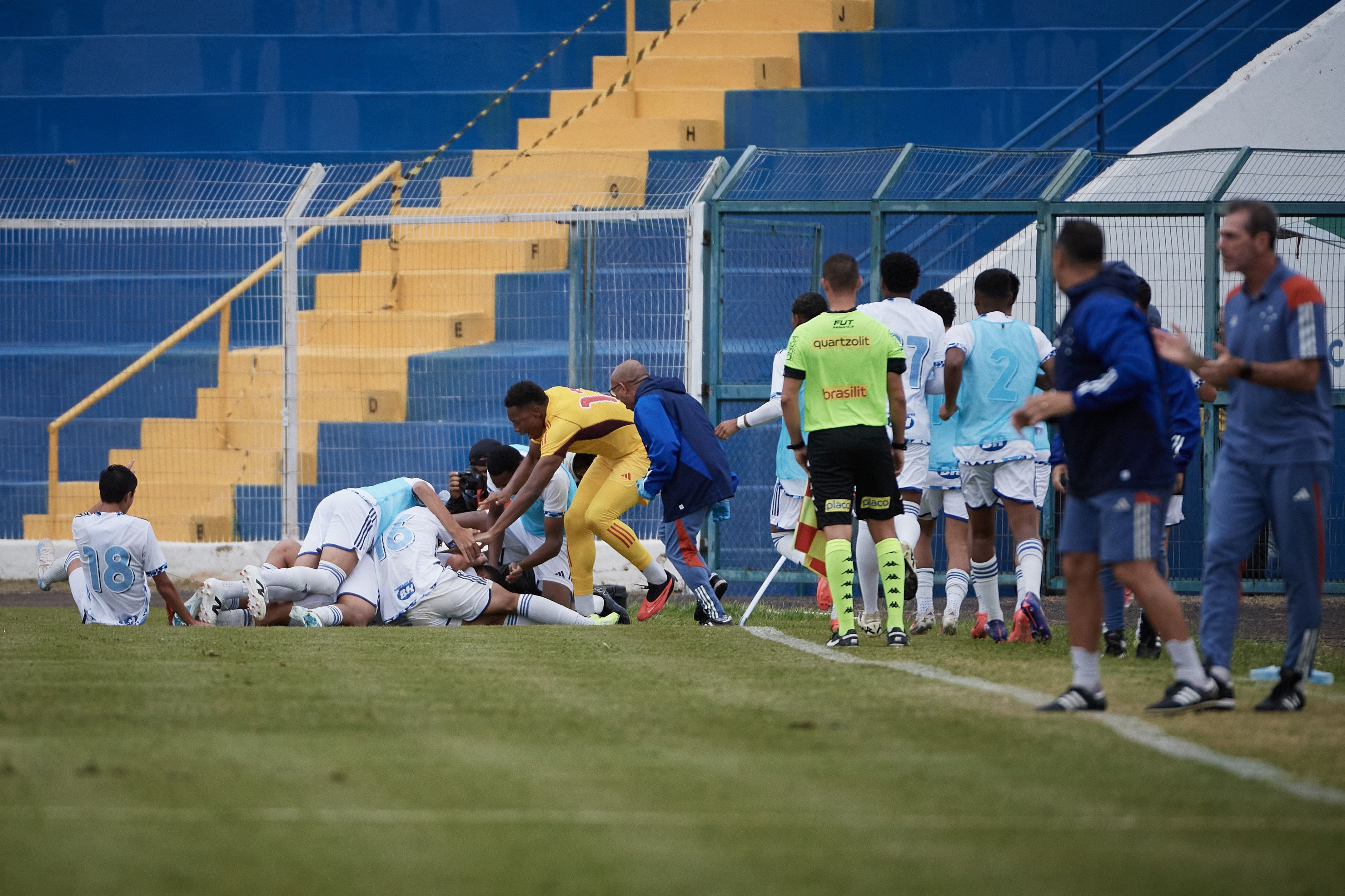 Fernando dá show, Cruzeiro goleia Bahia e se classifica às quartas da Copinha